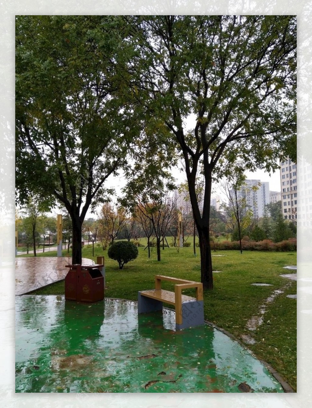 雨天的城市公园