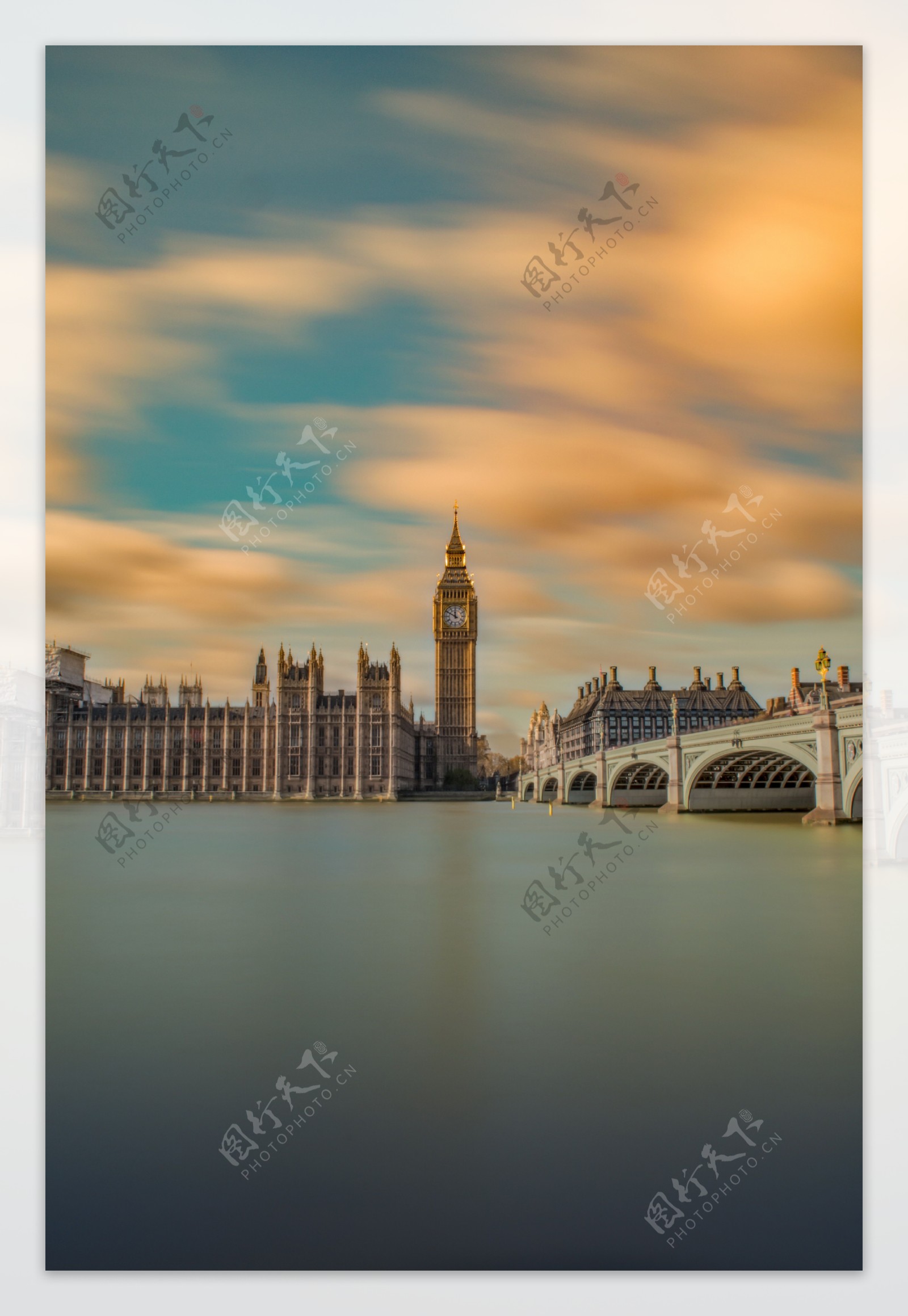 泰晤士河畔伦敦建筑图片.jpg