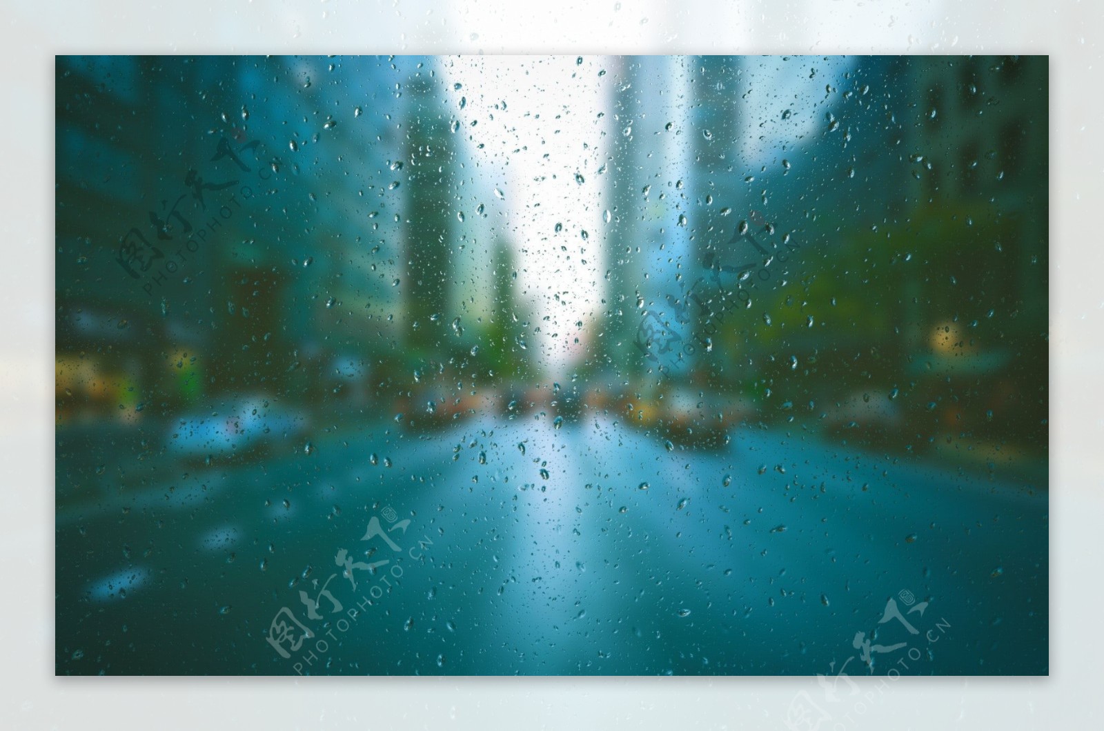 从玻璃窗看下雨天的街道