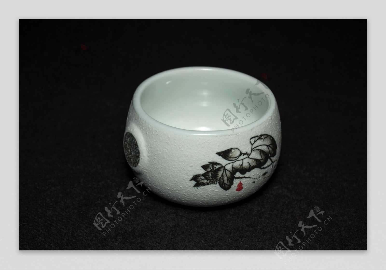 陶瓷花纹茶杯商业摄影图