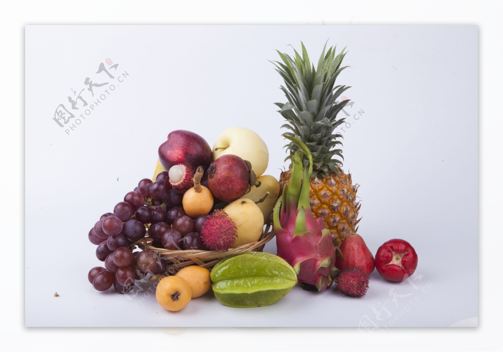 新鲜水果葡萄香梨实物图摄影图