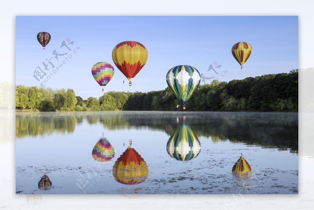 湖边的热气球