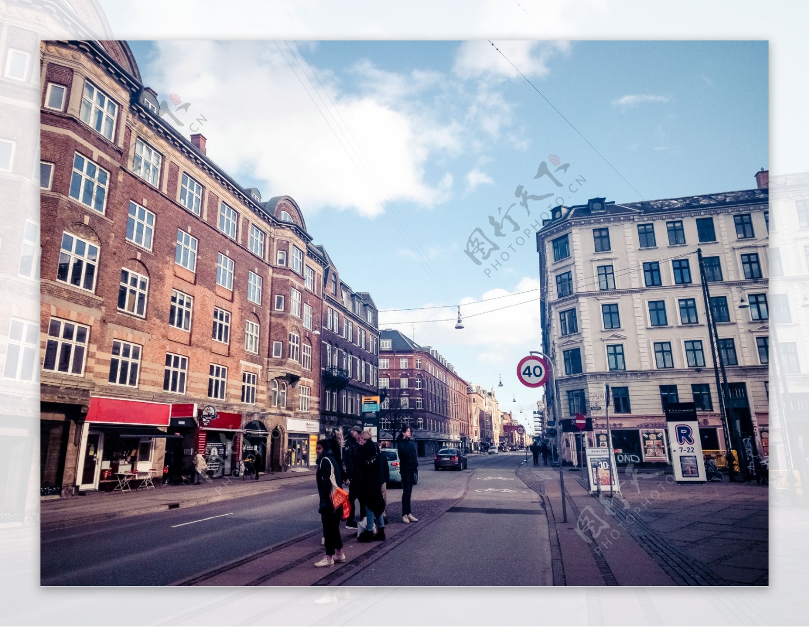 丹麦街头的建筑和行人