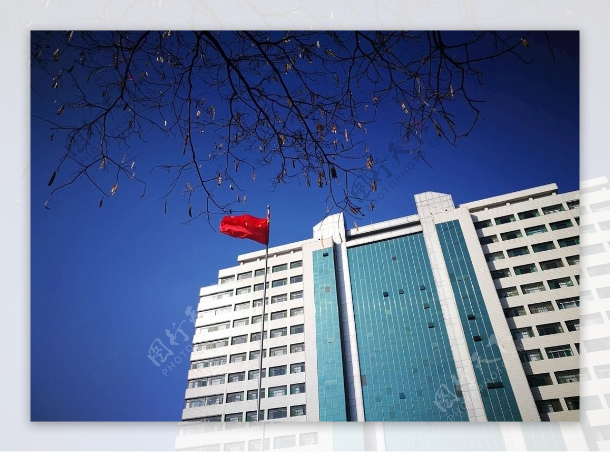商业建筑晴朗天大厦大楼前的红旗