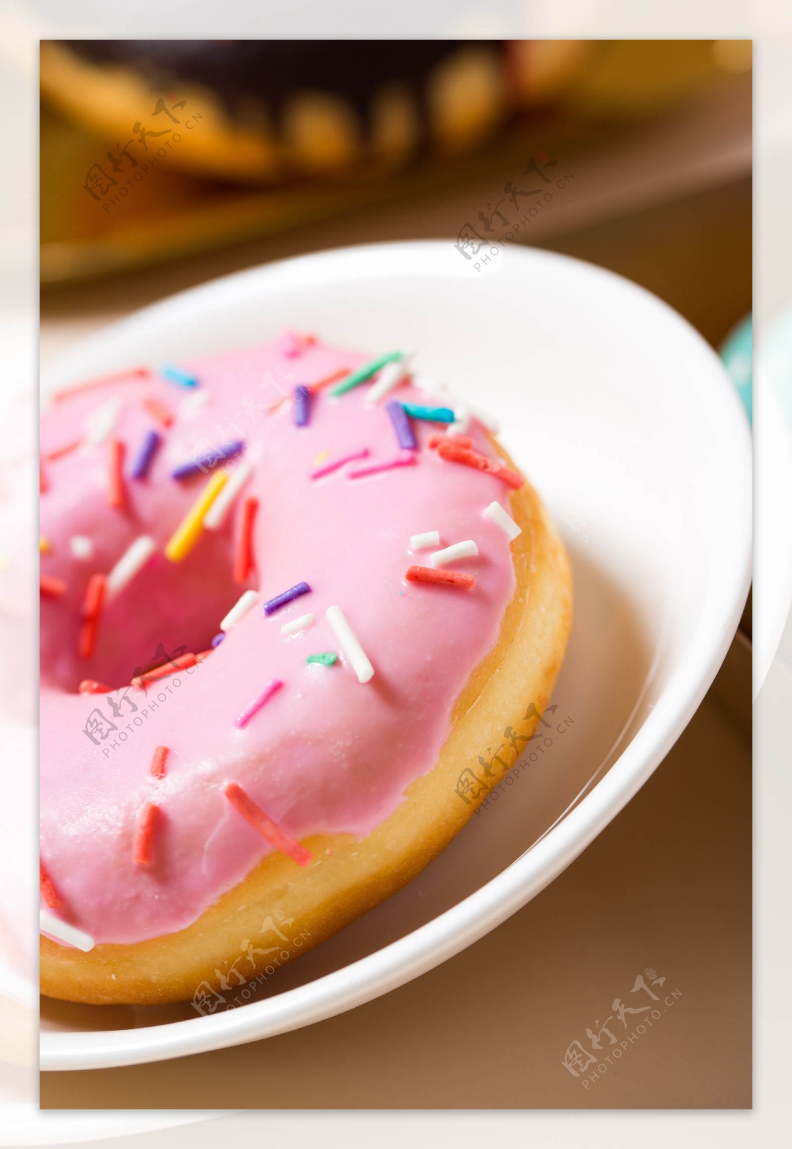 多彩糖粒甜甜圈摄影图