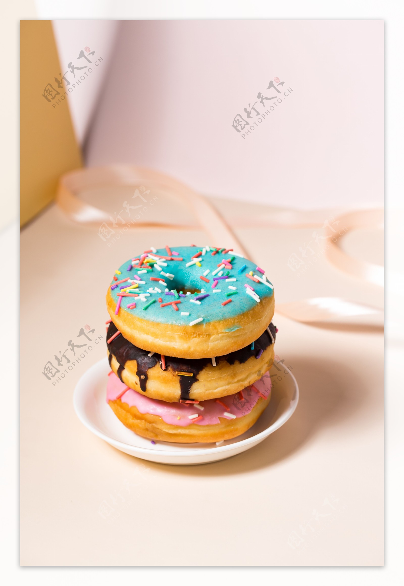 多彩糖粒甜甜圈摄影图2
