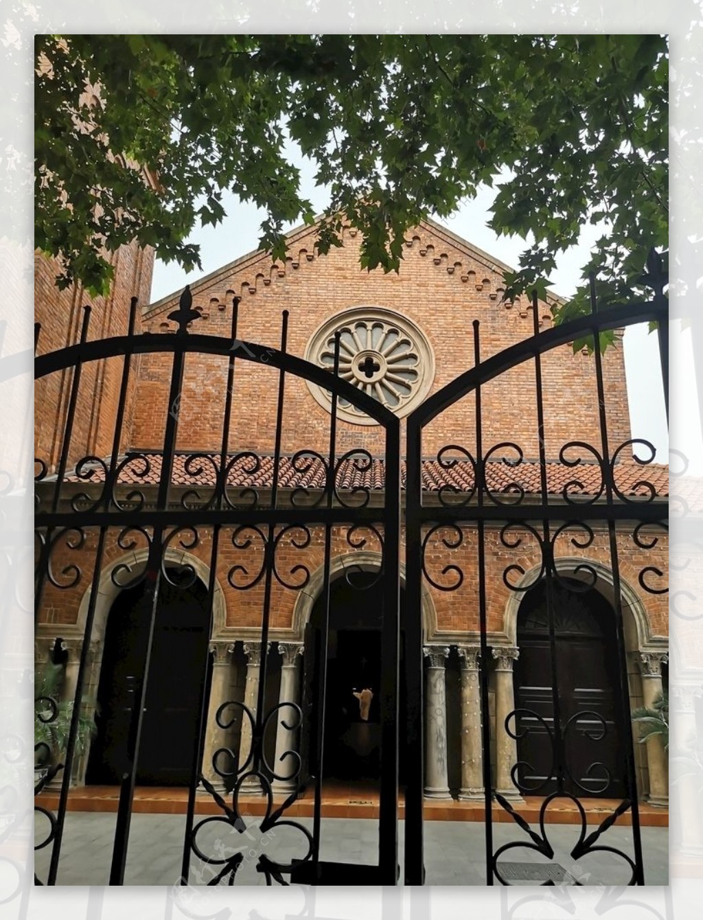 铁门与教堂