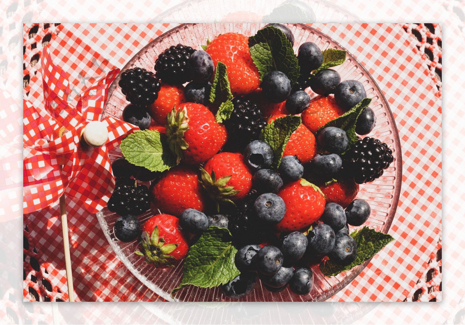 草莓蓝莓水果拼盘