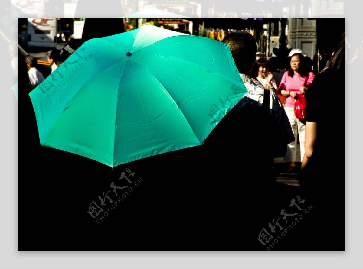 市场上的绿色雨伞