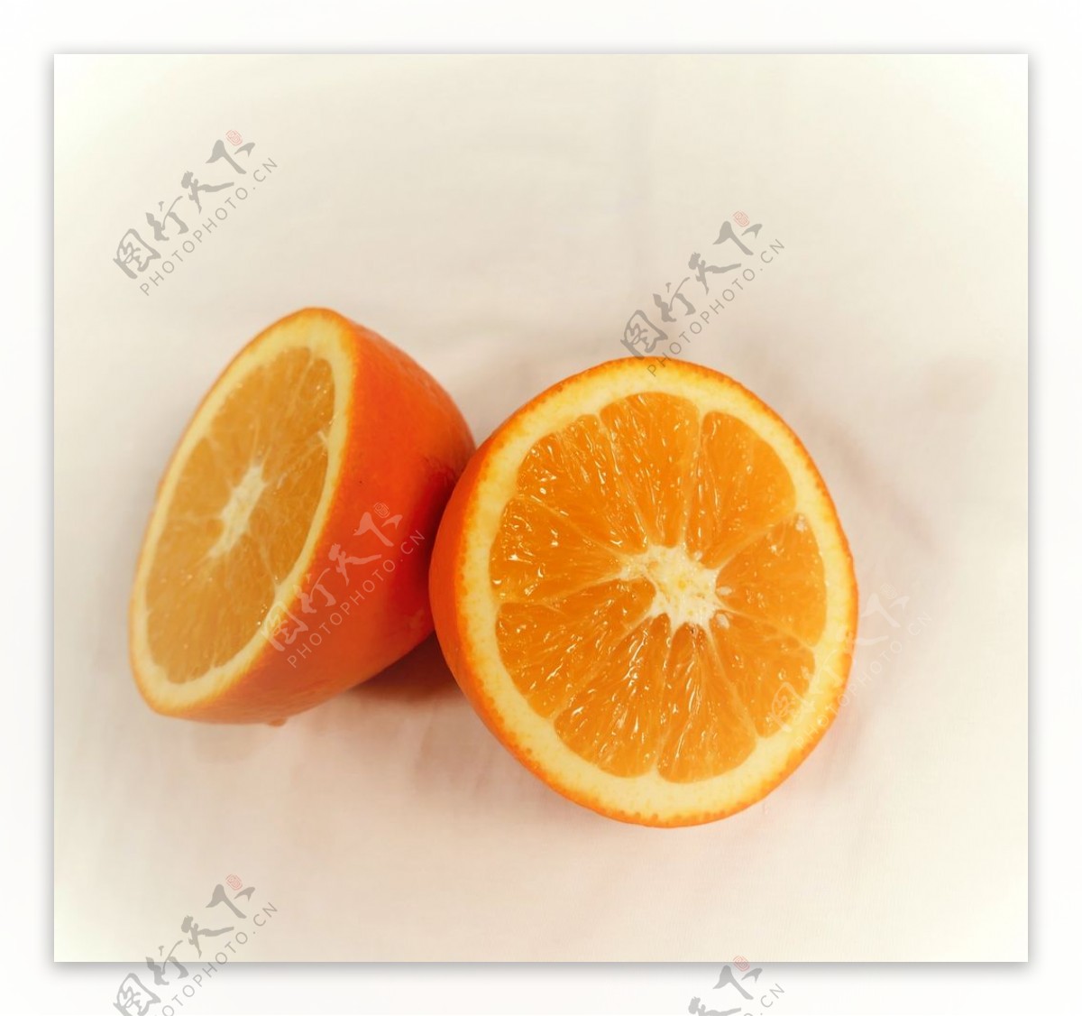 切成两半的橙子
