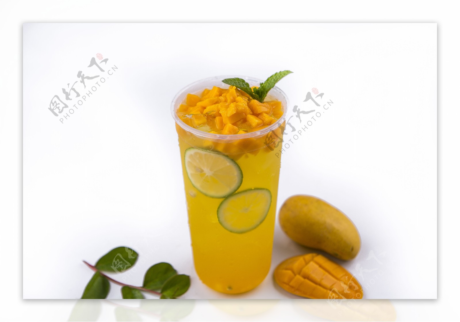 摄影照片芒果黄桃鲜榨果汁