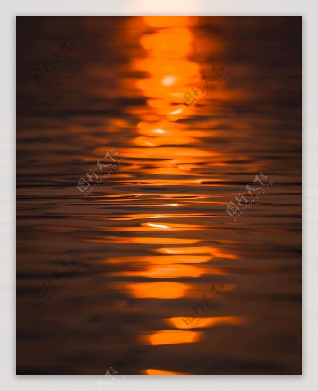夕阳湖面倒影水面背景