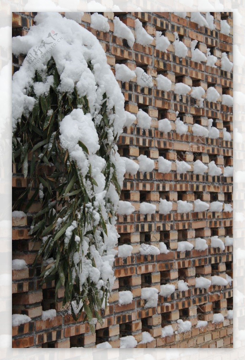 雪中砖墙