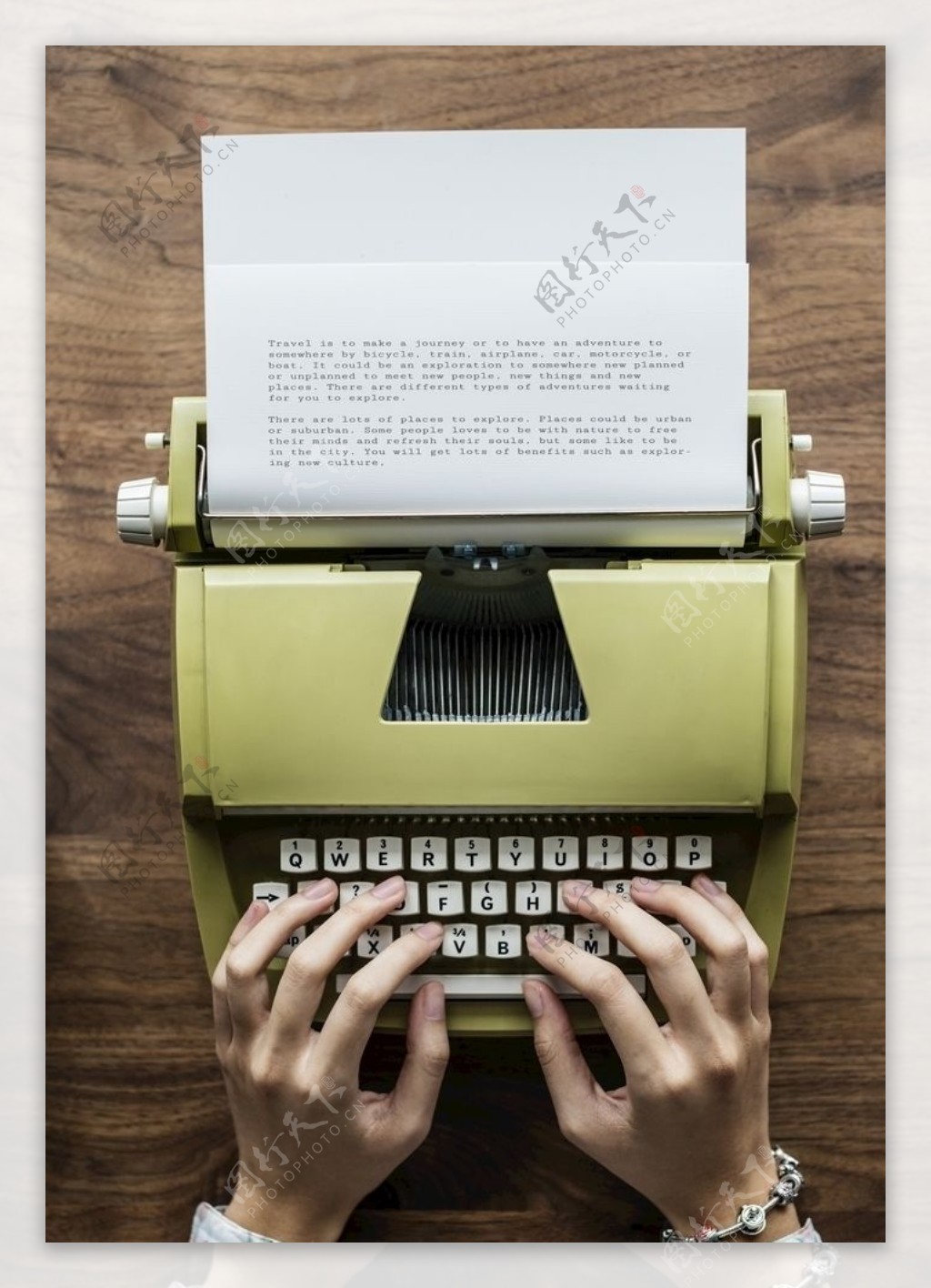 在打字机上键入一封信的手俯视图