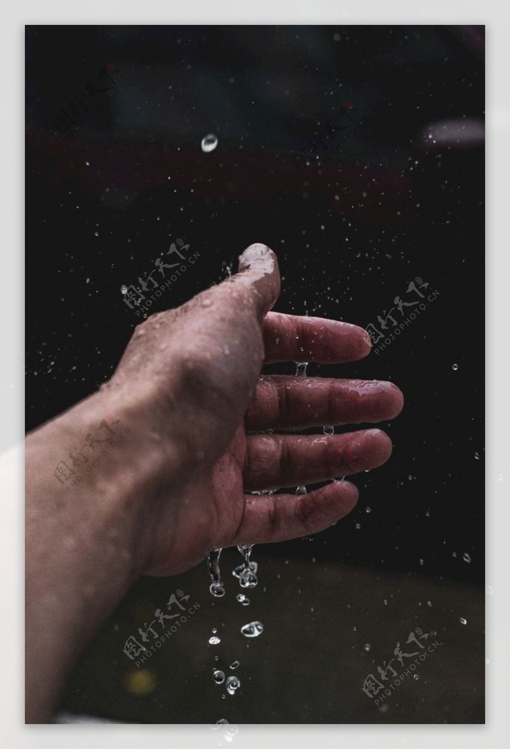 一只伸向雨中的手