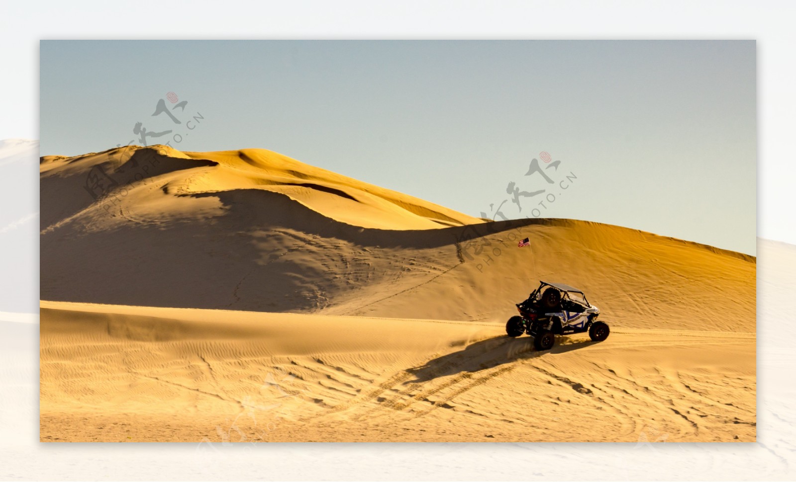 越野车在沙漠