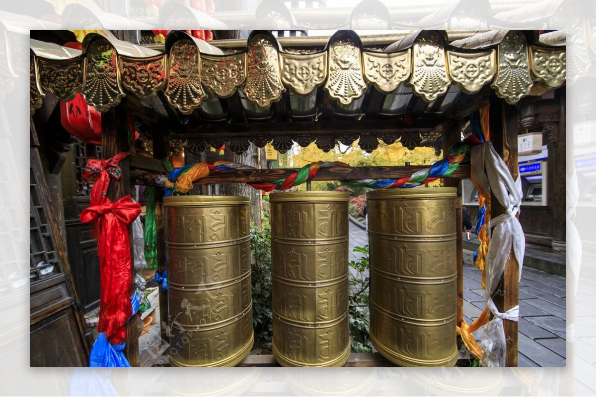 西藏街头转金筒