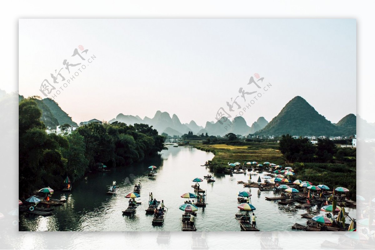 桂林山水中的竹筏