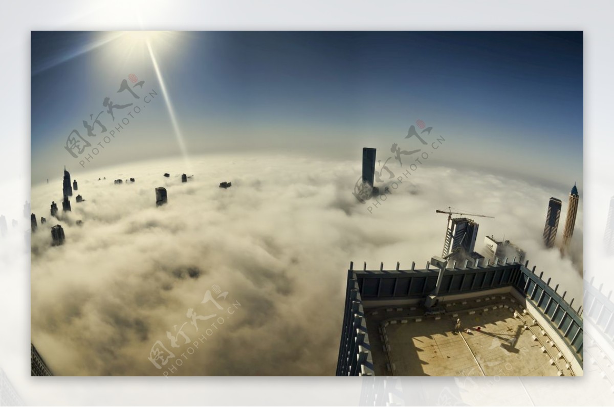 鸟瞰视角云雾中的城市建筑