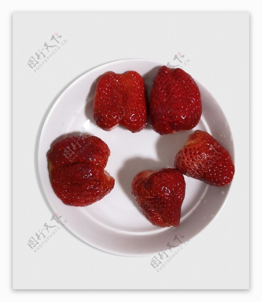白色盘子里的大草莓