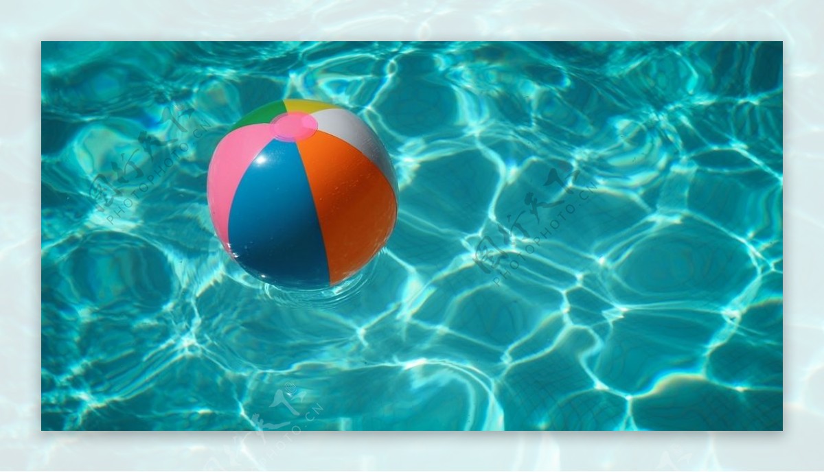 游泳池中的彩球