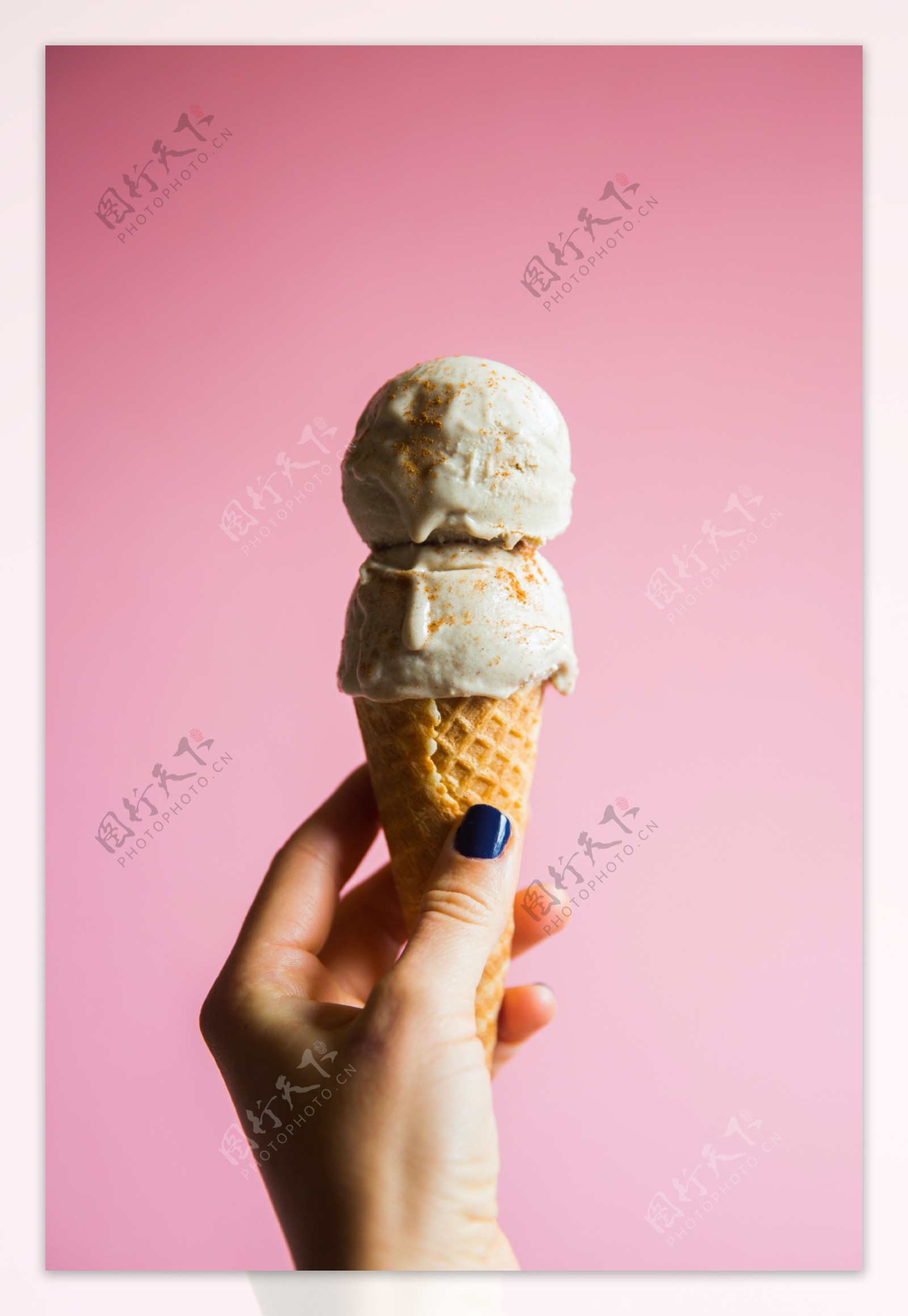 粉色背景冰淇淋球