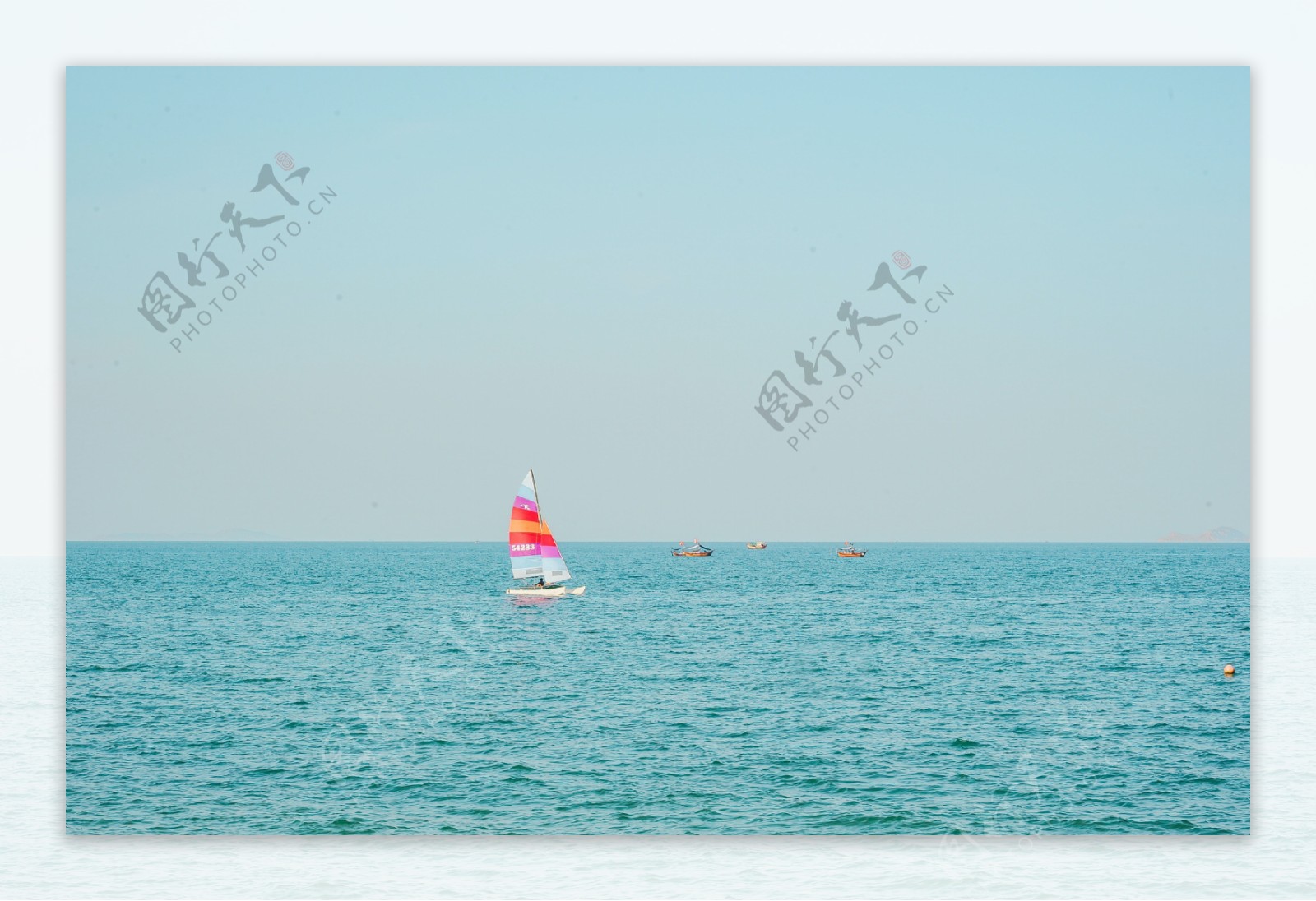 蓝色大海中的彩色帆船