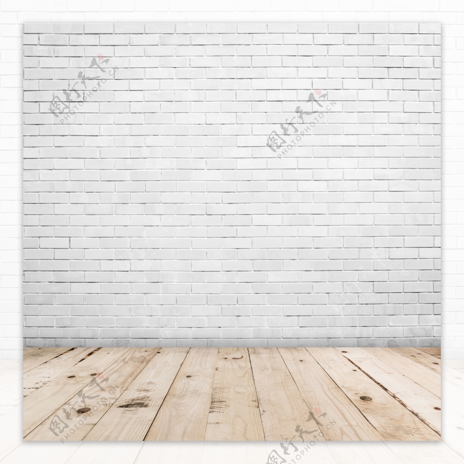 白色砖墙的木板