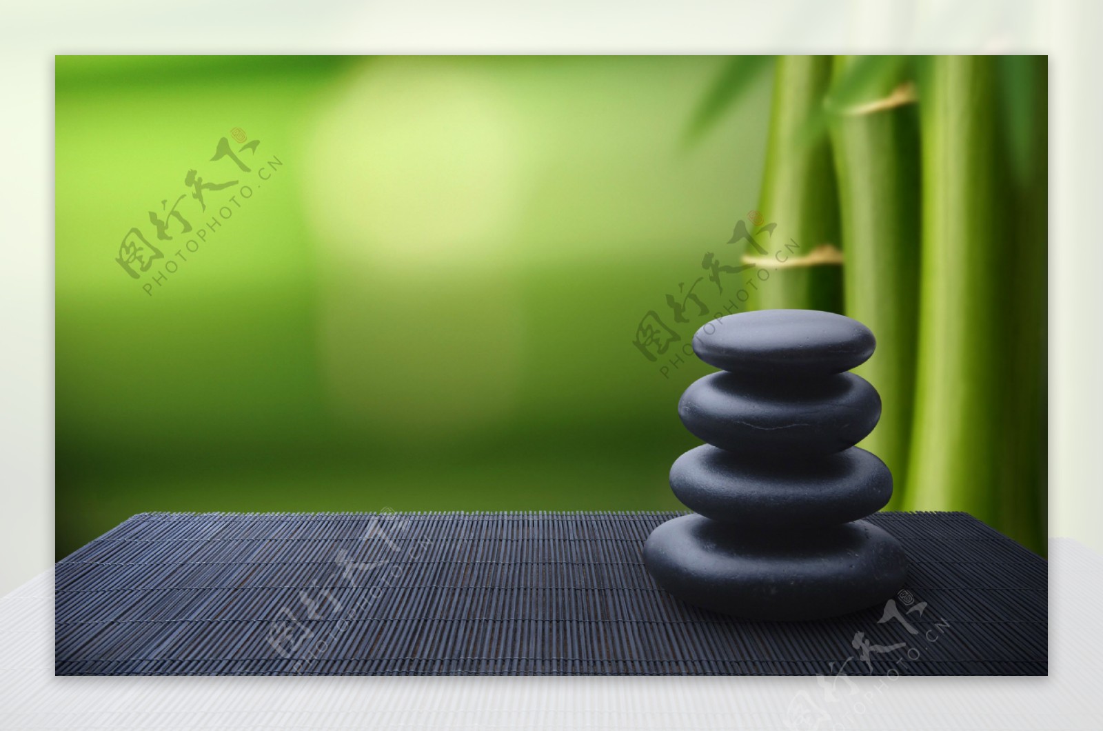 黑色石头桌子竹子绿色背景