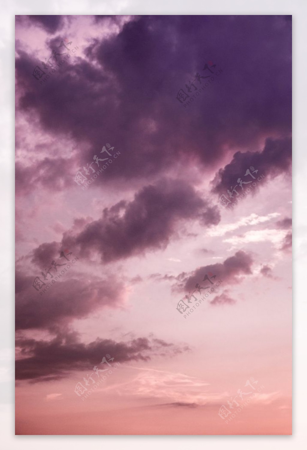 夜晚紫色的云