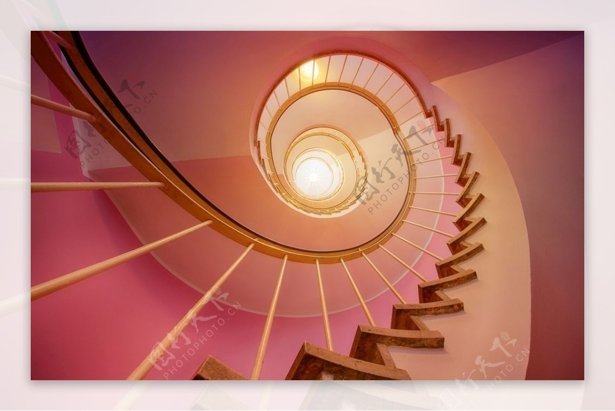 粉色螺旋楼梯