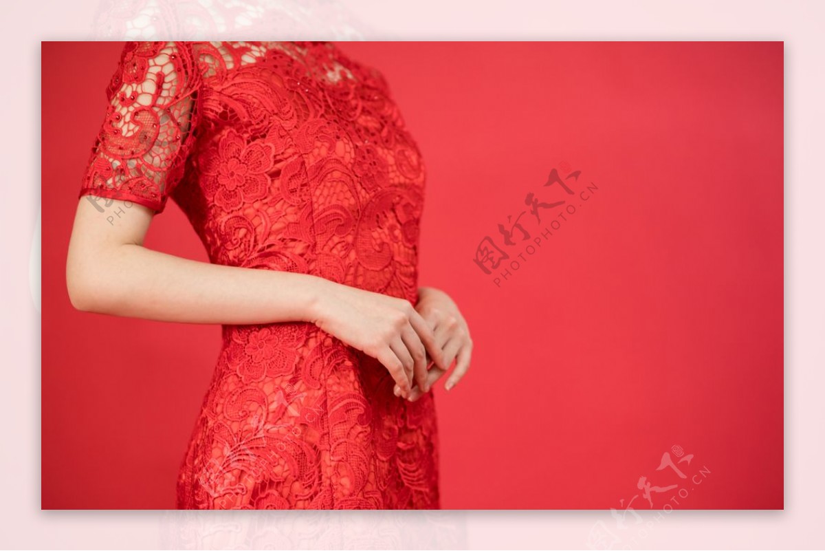 旗袍中式人物红色背景素材