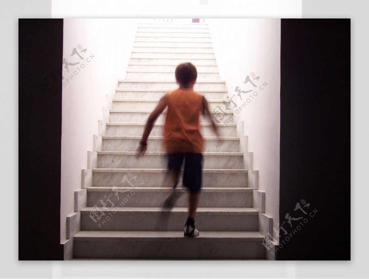 孩子向上跑楼梯走向光明