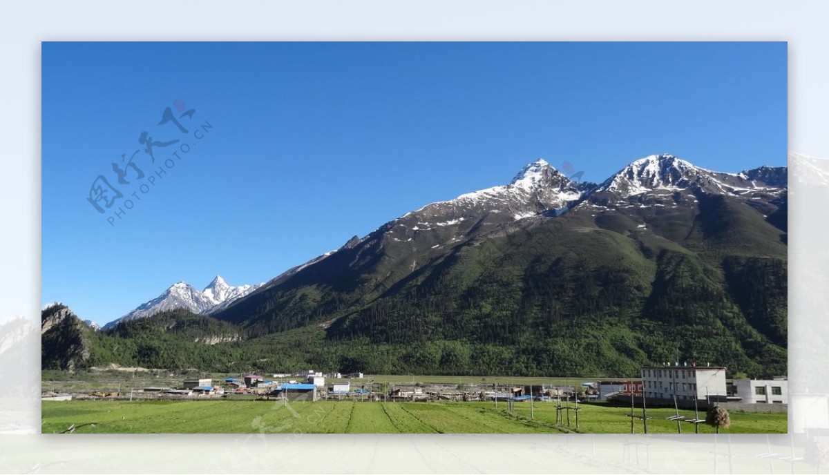 蓝天白云山峰