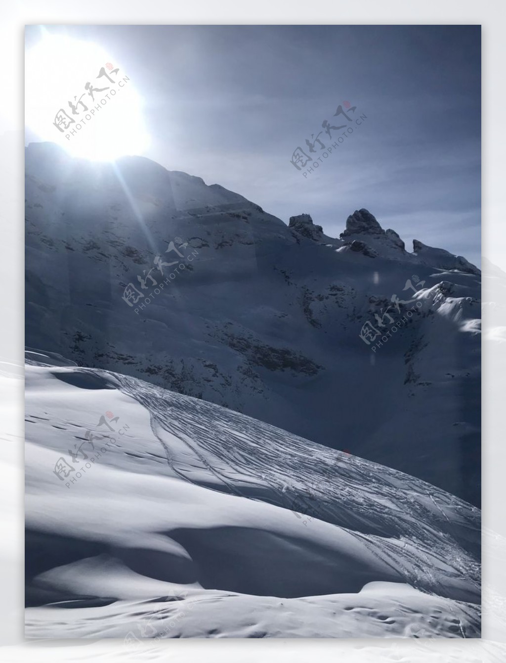 阳光下的雪山雪景