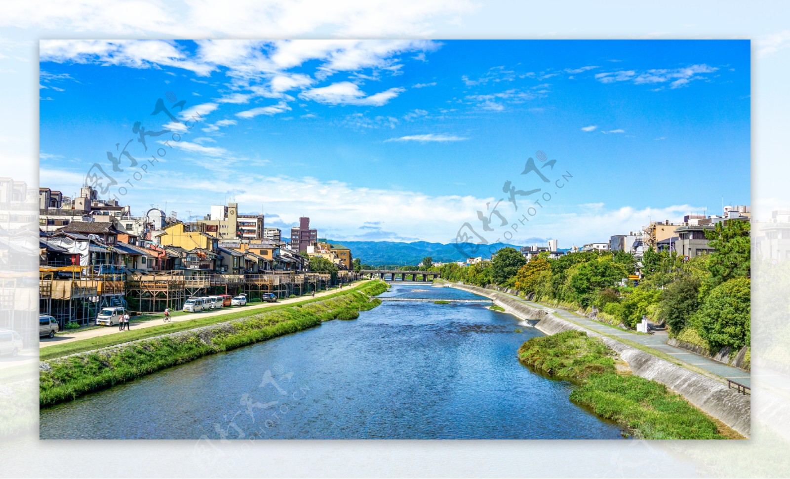 蓝天下的河道风景