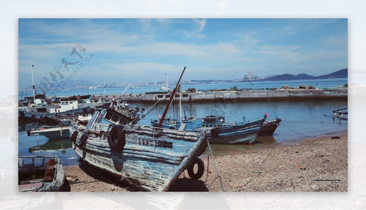 海岸边的旧渔船图片