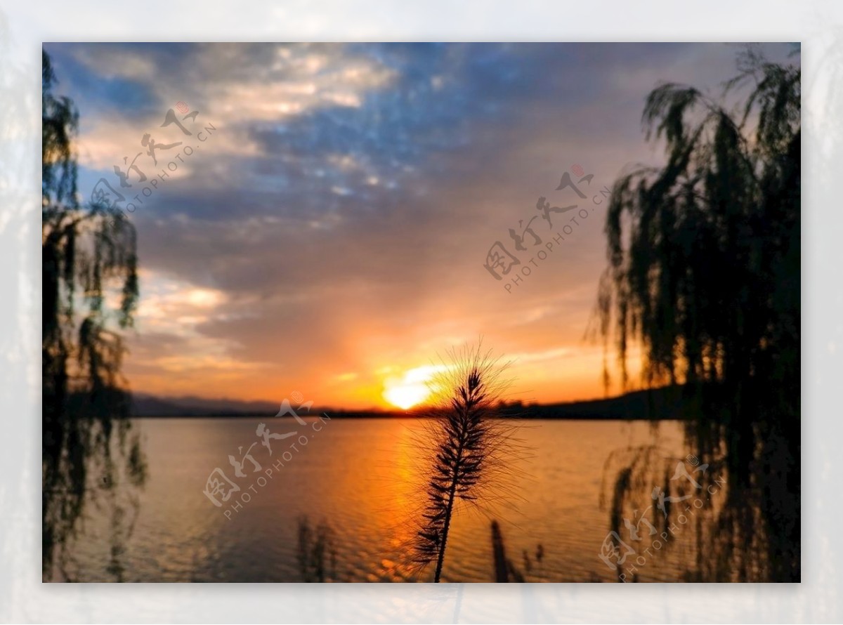 夕阳湖色图片