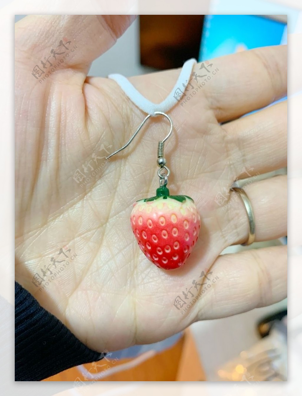 草莓耳坠图片