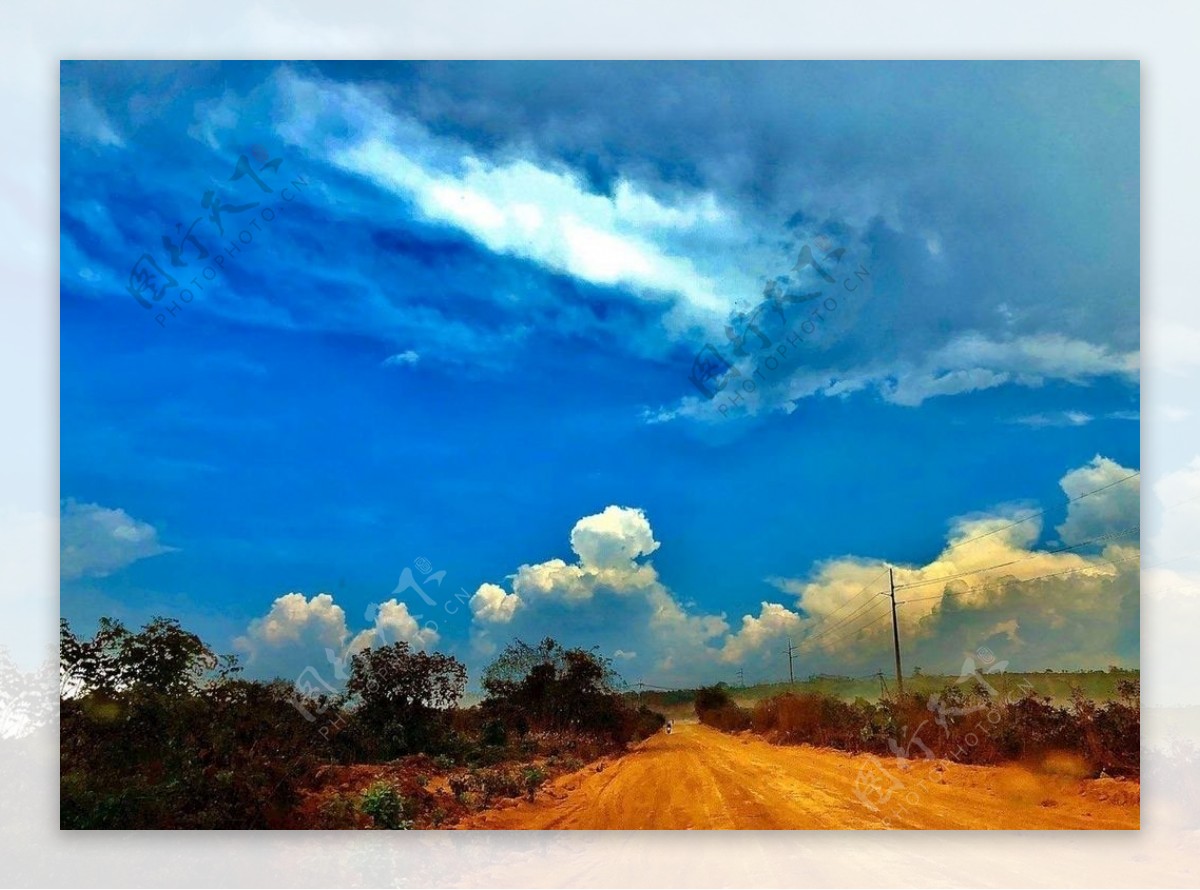 非洲蓝天白云大路风景图片