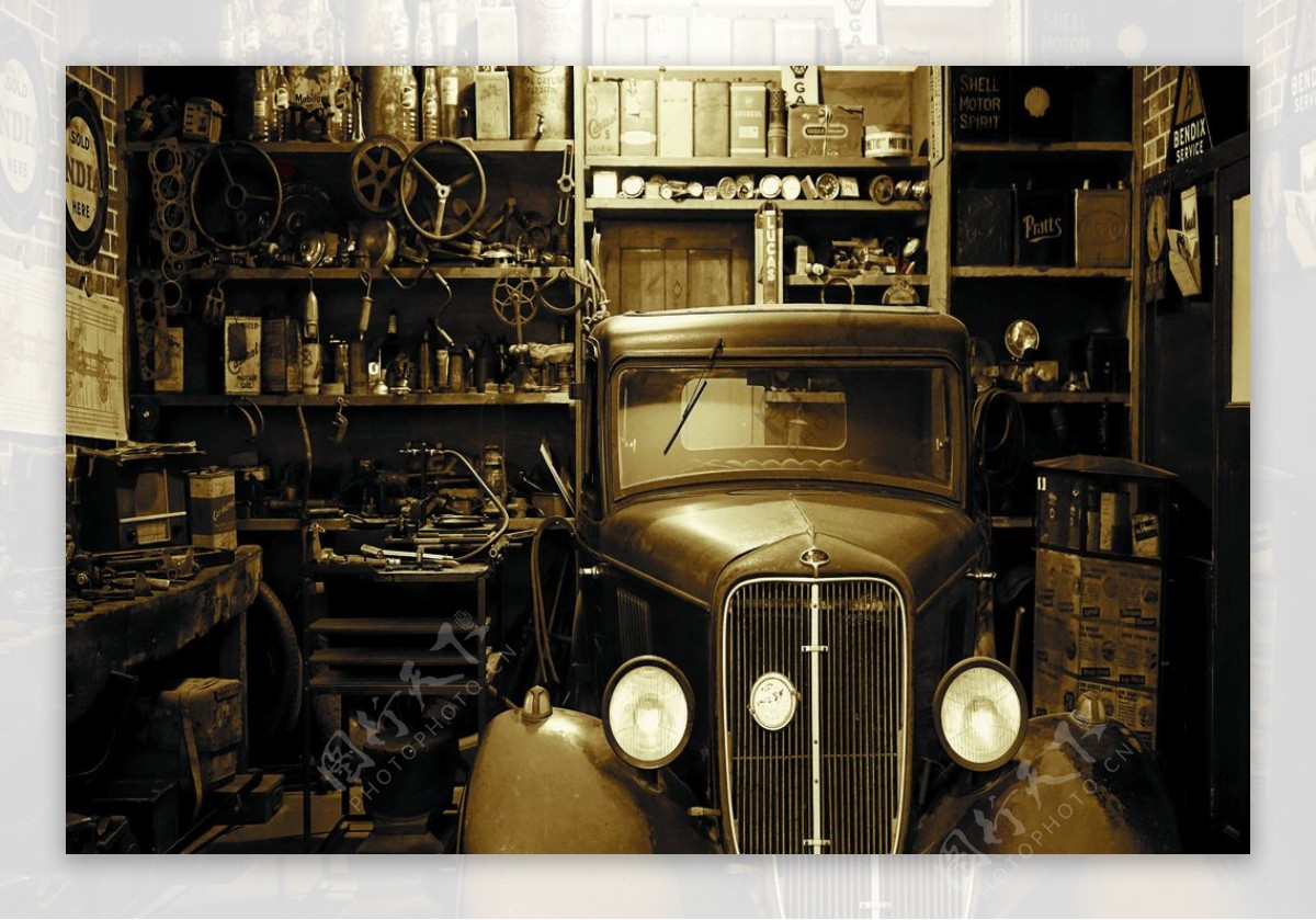 旧汽车头维修店内部摆设装饰图图片