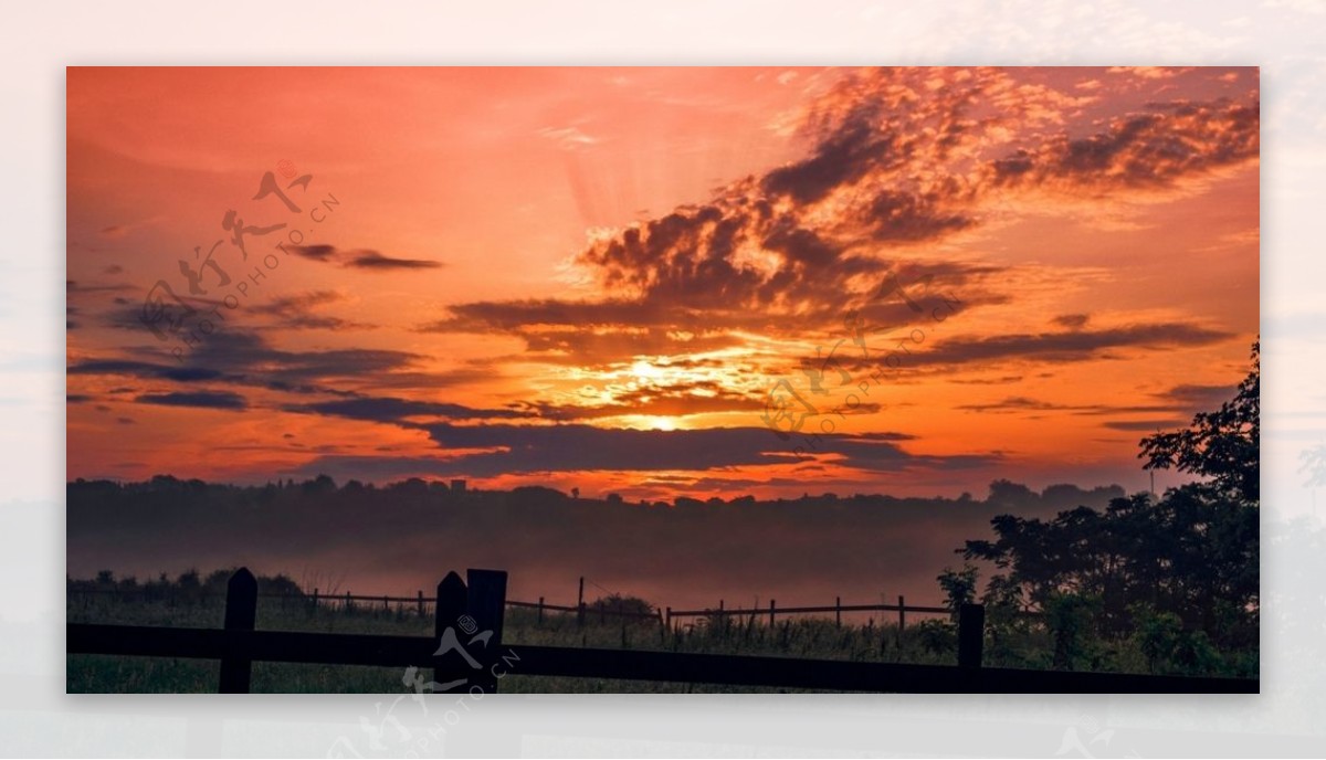 牧场夕阳天空云彩风景图片
