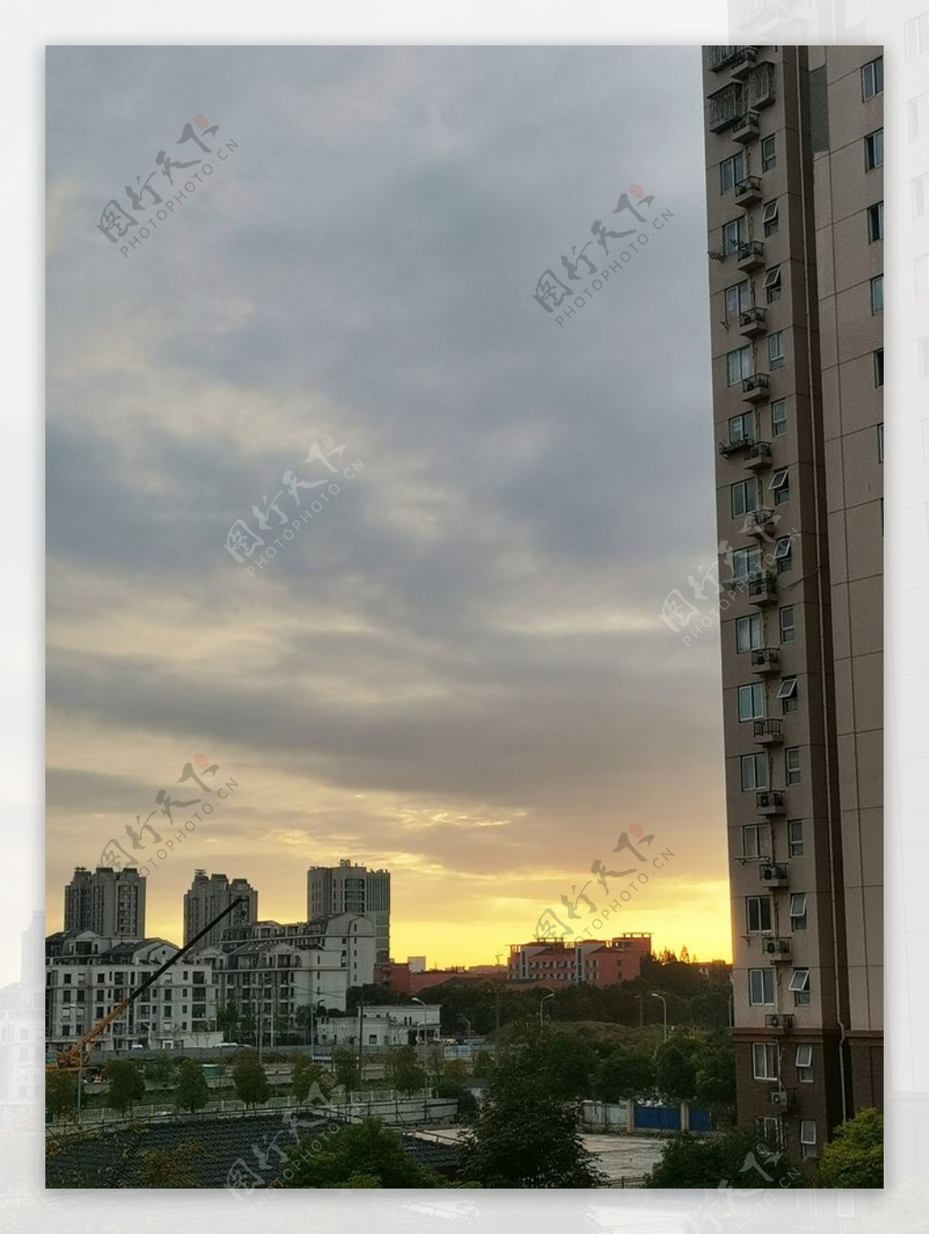 城市天空早上的朝霞图片