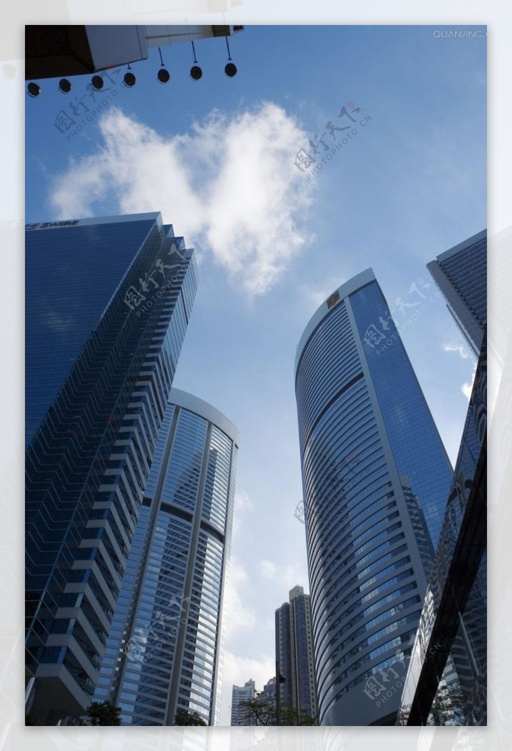 城市大楼仰拍蓝天图片
