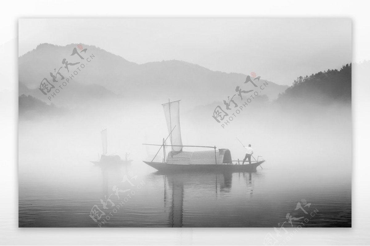 湖面云雾黑白简约背景海报素材图片
