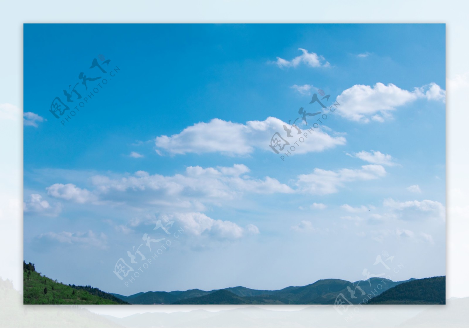 蓝天白云远山图片