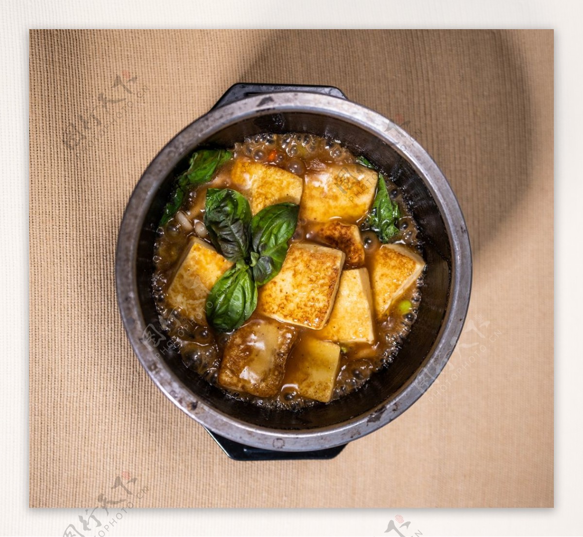 铁锅豆腐美食食材背景海报素材图片