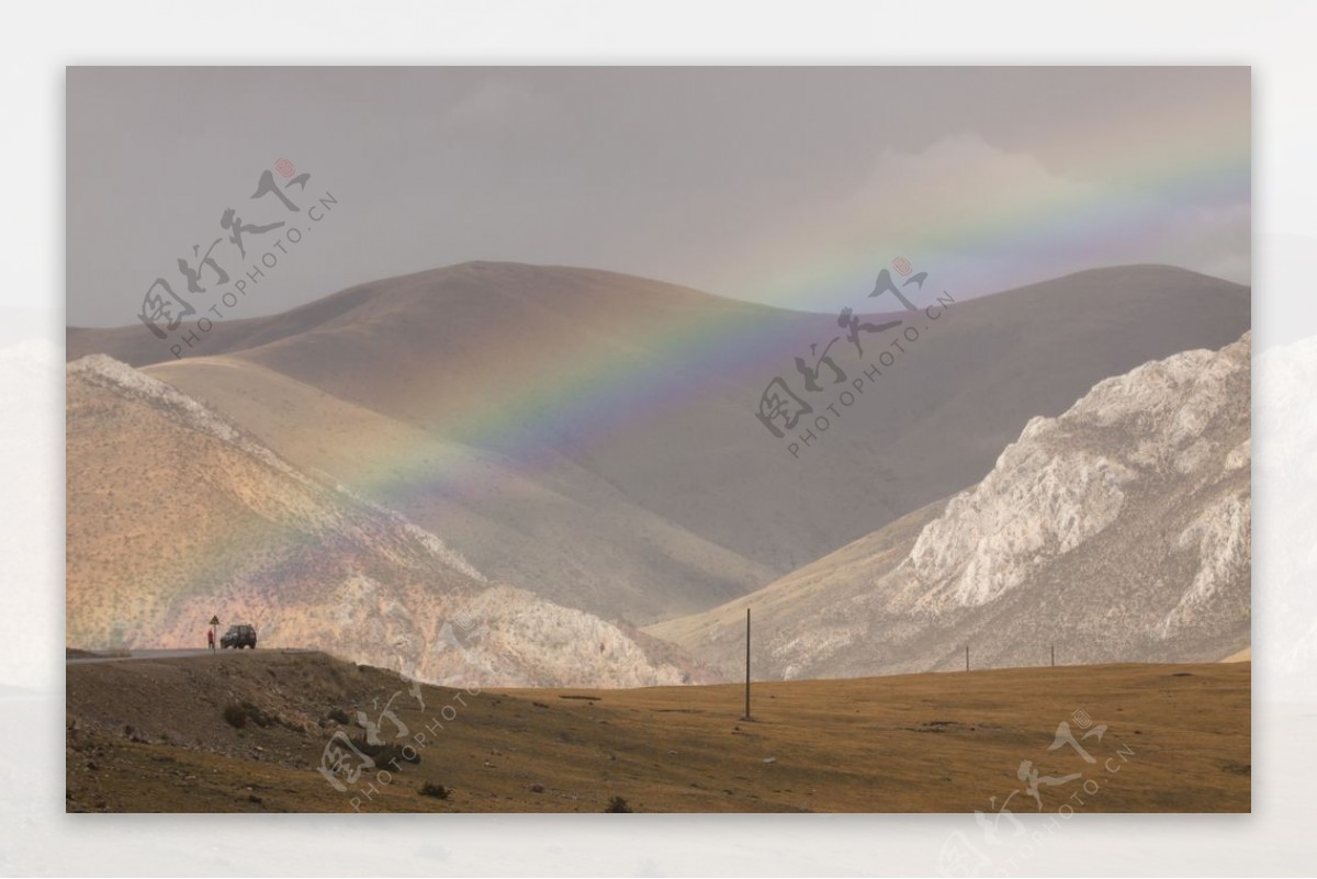 高原戈壁雨后的彩虹图片