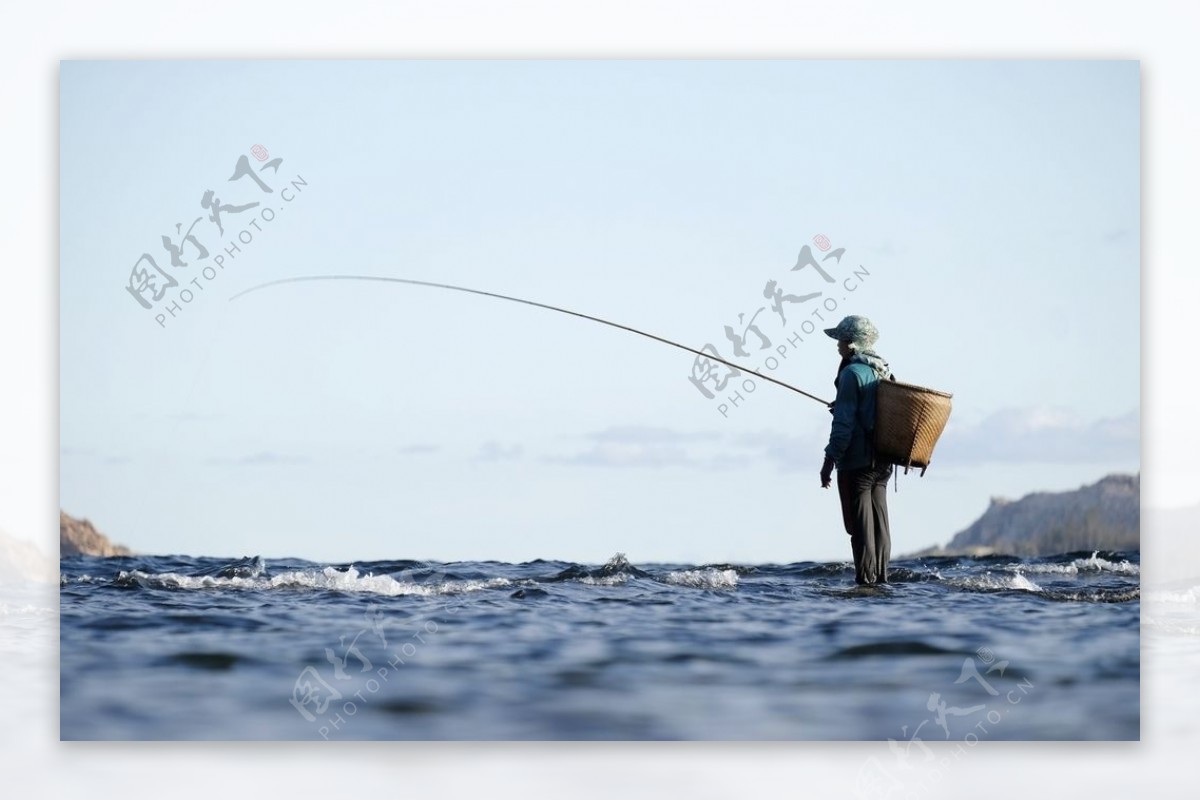 海边垂钓的渔农图片