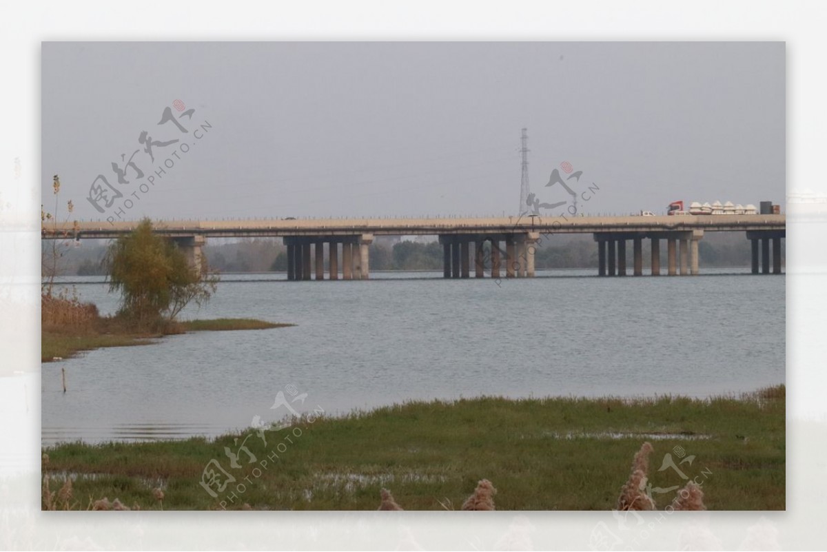 大桥河面图片